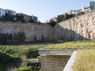 E� tanta la desolazione che ci circonda e al centro della cava ci sentiamo davvero piccoli, sopraffatti come siamo dalle alte e nude pareti di roccia